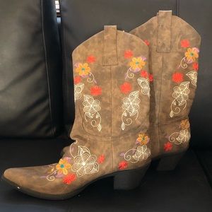 Roper Cowboy Boots w/ embroidered floral design